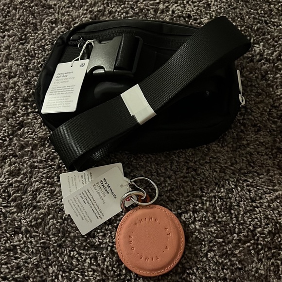 NWT Lululemon Everywhere Belt Bag and Key Moments Keychain (Black/Pink Savannah) - Picture 2 of 2